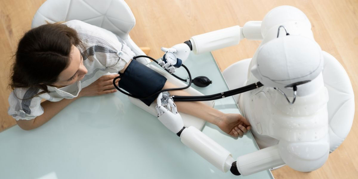 Robotläkare och kvinna